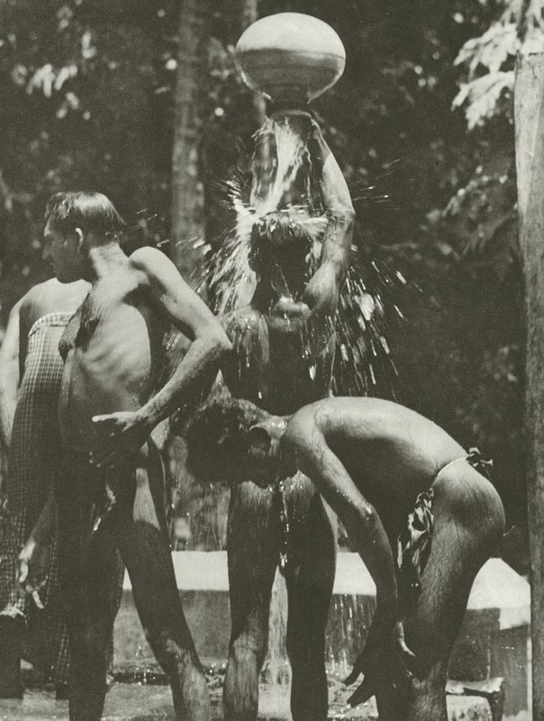 Kuyuda (s/b fotoğraf) by Lionel Wendt