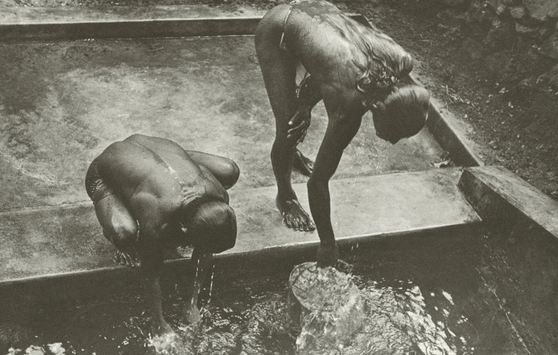 Kuyuda (s/b fotoğraf) by Lionel Wendt