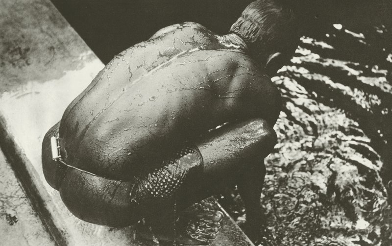 Kuyuda (s/b fotoğraf) by Lionel Wendt