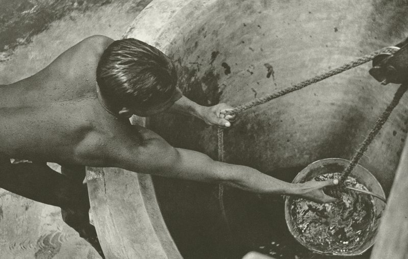 Kuyuda (s/b fotoğraf) by Lionel Wendt