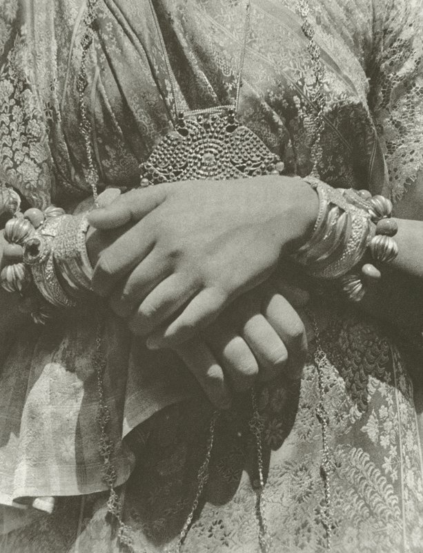 Kandyanlı bir hanımın elleri (s/b fotoğraf) by Lionel Wendt