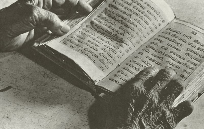 Eski kurallar (s/b fotoğraf) by Lionel Wendt