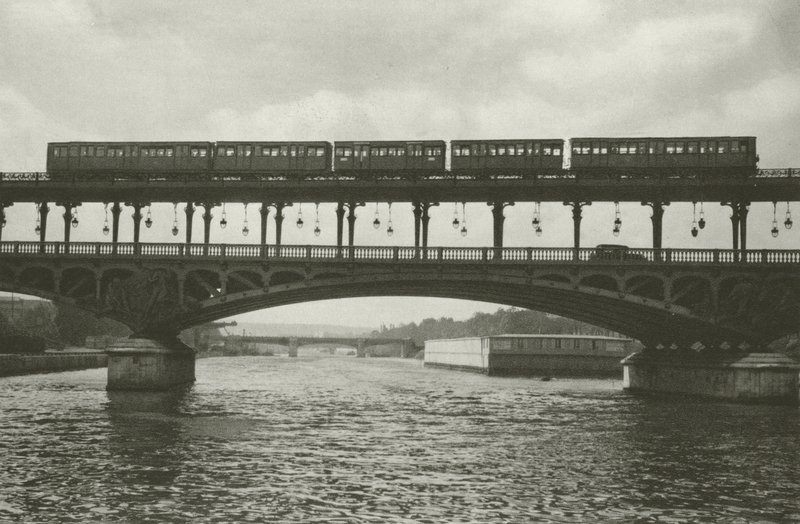 Paris: Pont de Passy (s/b fotoğraf) by Mario Bucovich