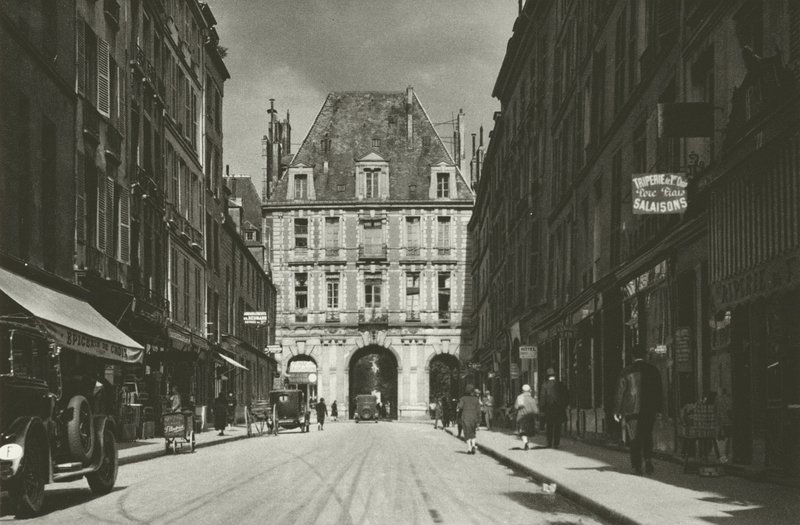 Paris: Rue de Birague (s/b fotoğraf) by Mario Bucovich