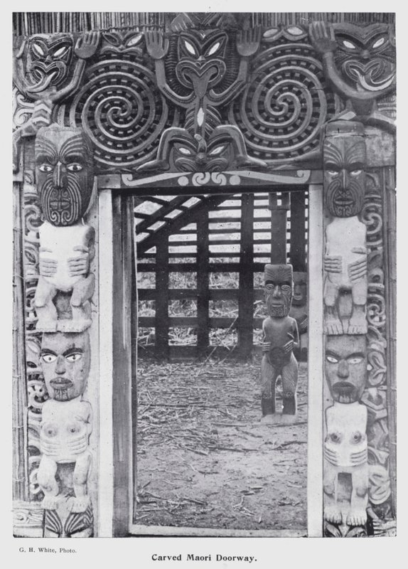 New Plymouth, Yeni Zelanda: Oymalı Maori Kapısı (s/b fotoğraf) by New Zealand Photographer
