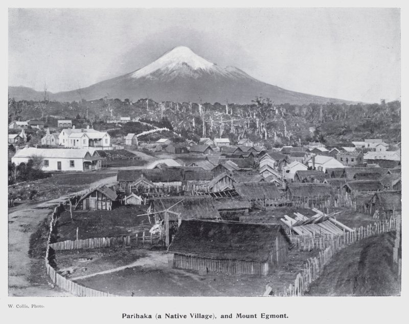New Plymouth, Yeni Zelanda: Bir Yerli Köy olan Parihaka ve Egmont Dağı (s/b fotoğraf) by New Zealand Photographer