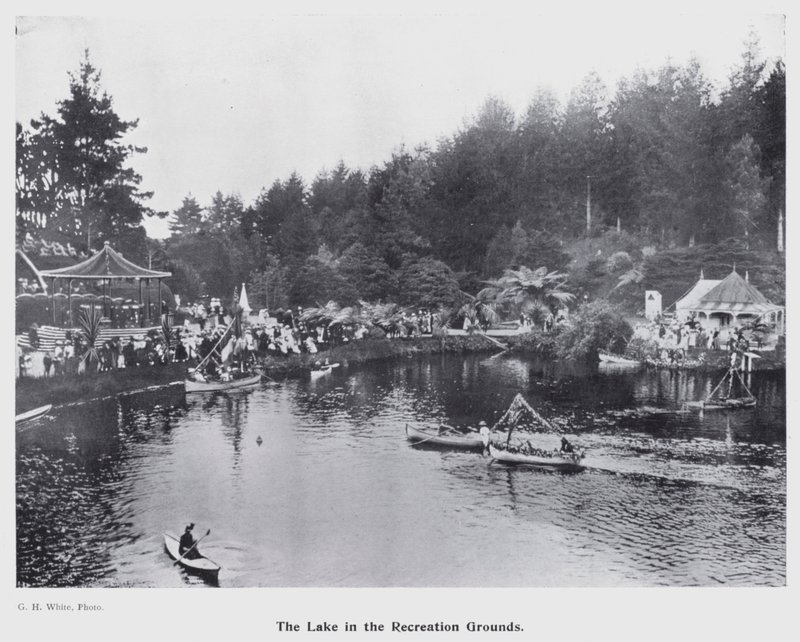 New Plymouth, Yeni Zelanda: The Lake in the Recreation Grounds (s/b fotoğraf) by New Zealand Photographer