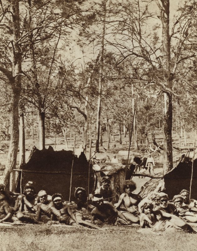 Rüzgar perdesinin arkasına sığınan Avustralya Aborjinleri (s/b fotoğraf) by Photographer Australian