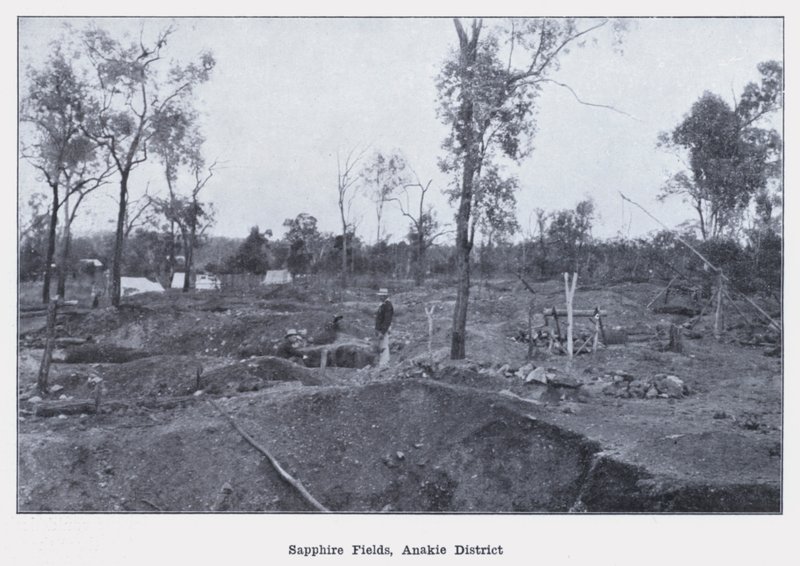 Sapphire Fields, Anakie Bölgesi (s/b fotoğraf) by Photographer Australian