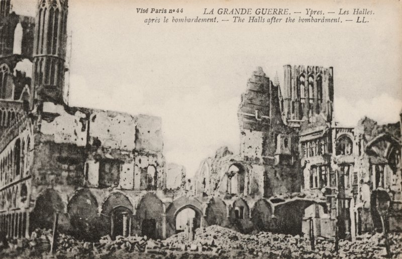 Kumaş Salonu Harabeleri, Ypres, Belçika, Birinci Dünya Savaşı sırasındaki bombardımandan sonra by Photographer Belgian