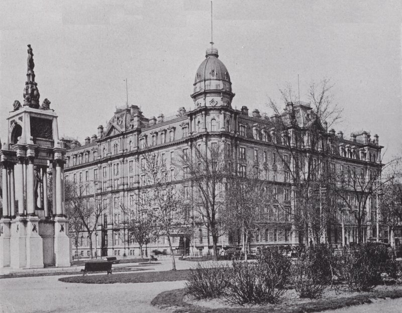 Windsor Hotel ve Sir John A Macdonald Anıtı, Montreal (s/b fotoğraf) by Photographer Canadian