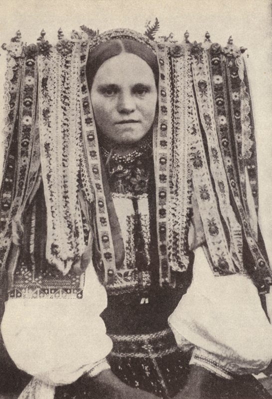 Her kurdelenin evlilikte reddettiği bir talip olduğunu gösteren bir kurdele başlığı takan Çek kadın (s/b fotoğraf) by Photographer Czech