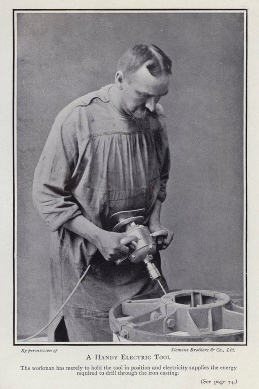 Kullanışlı bir elektrikli alet (s/b fotoğraf) by Photographer German