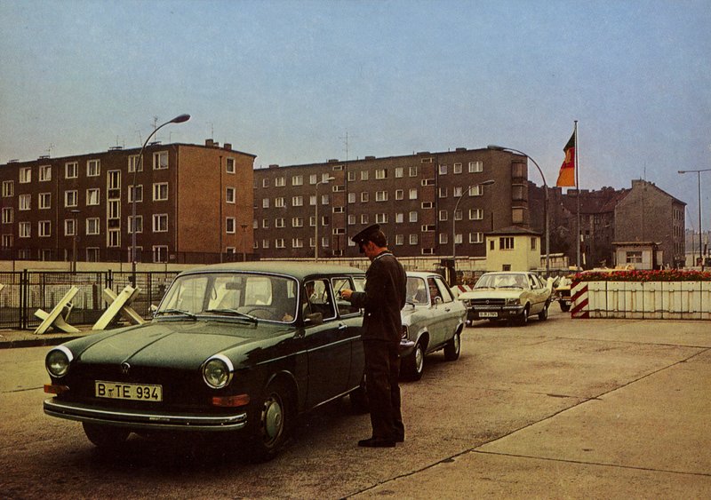 Alman Demokratik Cumhuriyeti Hükümeti ile Batı Berlin Senatosu ziyaretçileri arasındaki Düzenlemeye göre .... (renkli fotoğraf) by Photographer German
