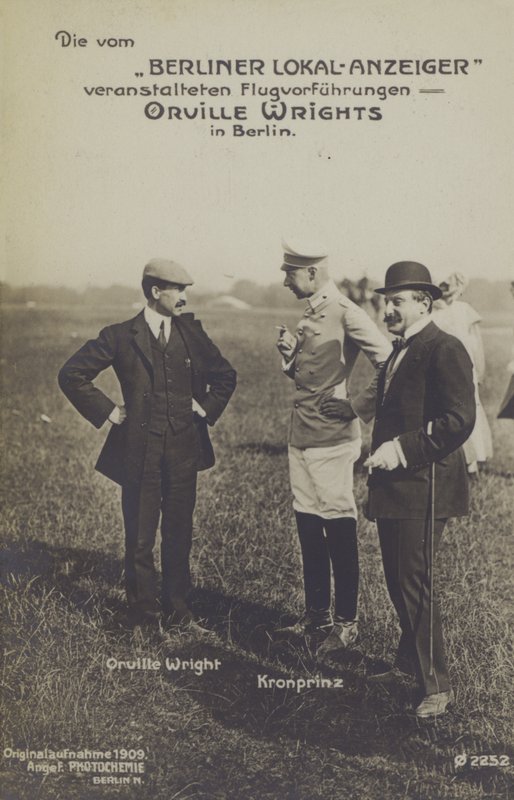 Amerikalı havacı Orville Wright, Berlin ziyareti sırasında Almanya Veliaht Prensi Wilhelm ile sohbet ediyor (s/b fotoğraf) by Photographer German