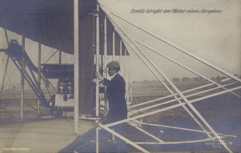 Amerikalı havacı Orville Wright uçağının motorunu inceliyor (s/b fotoğraf) by Photographer German