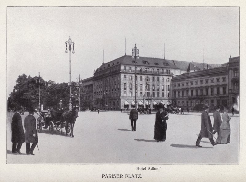 Berlin: Pariser Platz (s/b fotoğraf) by Photographer German