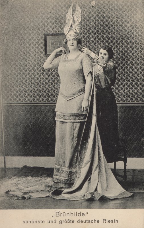 Brunhilde, en güzel ve en uzun Alman devi (s/b fotoğraf) by Photographer German