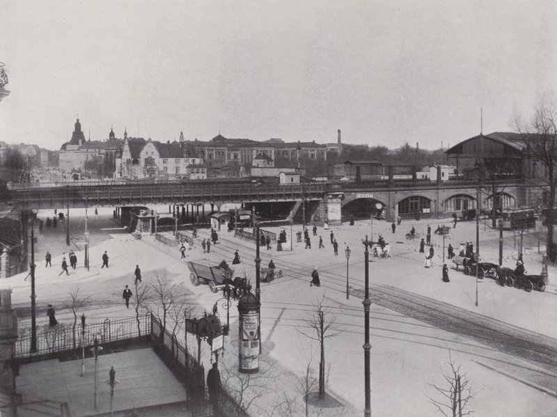Charlottenburg, Hardenbergstrasse, Bahnhof Zoologischer Garten (s/b fotoğraf) by Photographer German
