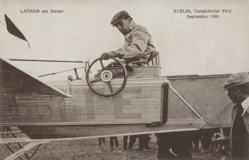 Fransız havacı Hubert Latham, uçağının kontrolünde, Tempelhof havaalanı, Berlin, Eylül 1909 (s/b fotoğraf) by Photographer German
