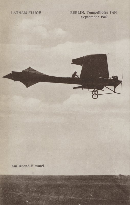 Fransız havacı Hubert Latham, Tempelhof havaalanı üzerinde uçarken, Berlin, Eylül 1909 (s/b fotoğraf) by Photographer German