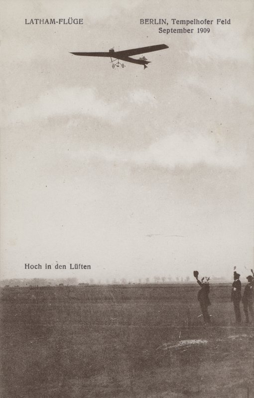 Fransız havacı Hubert Latham, Tempelhof havaalanı üzerinde uçarken, Berlin, Eylül 1909 (s/b fotoğraf) by Photographer German