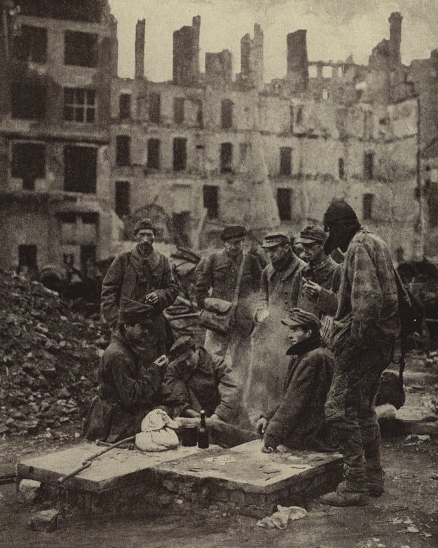 Berlin'in yıkıntıları arasında Sovyetler Birliği'ndeki esaretten serbest bırakılan Alman savaş esirleri by Photographer German
