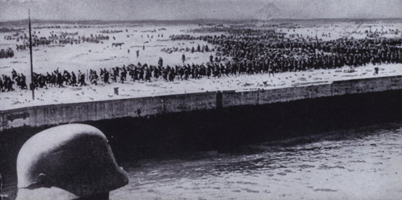 Dunkirk, Fransa, İkinci Dünya Savaşı, Haziran 1940'ta sahilde Müttefik mahkumları inceleyen Alman askeri (s/b fotoğraf) by Photographer German