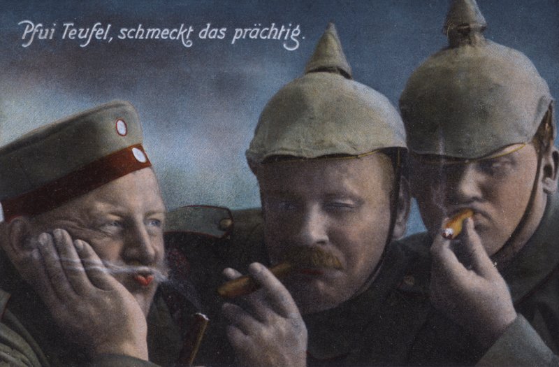 Puro keyfi yapan Alman askerleri (renkli fotoğraf) by Photographer German