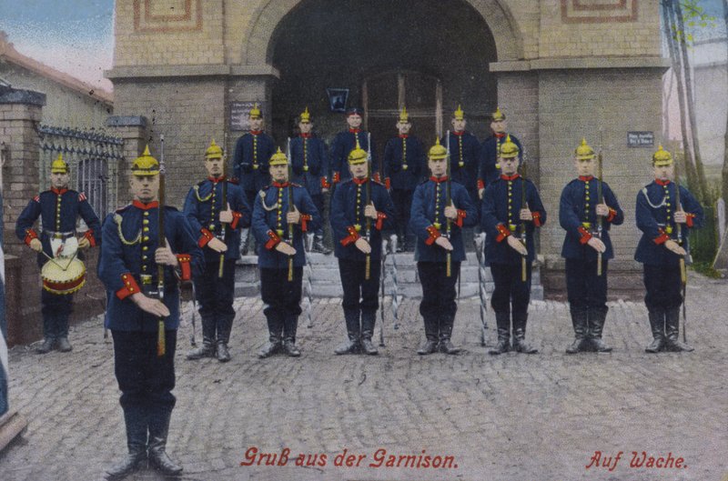 Alman askerleri nöbet tutuyor (renkli fotoğraf) by Photographer German