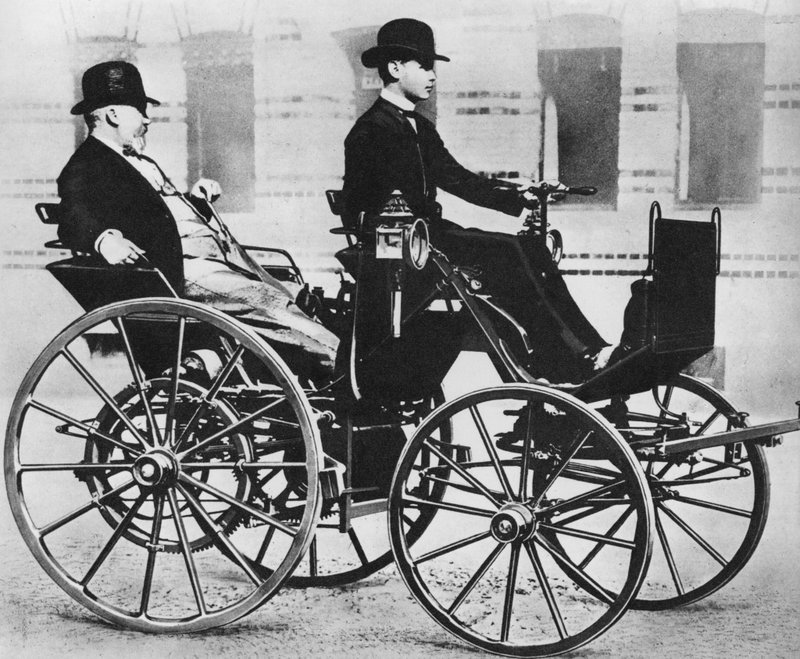 Gottlieb Daimler, oğluyla birlikte ilk motorlu arabada by Photographer German