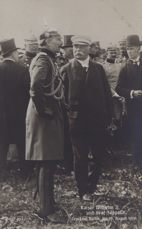 Kaiser Wilhelm II ve Alman zeplin kurucusu Graf Ferdinand von Zeppelin Tegel havaalanında, Berlin, 29 Ağustos 1909 (s/b fotoğraf) by Photographer German