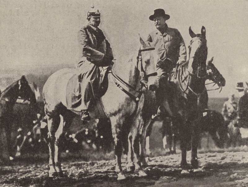 Almanya Kaiser Wilhelm II ve ABD Başkanı Theodore Roosevelt, Alman Ordusunu manevralarda izliyor by Photographer German