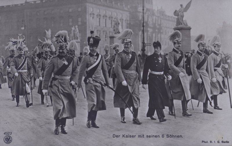 Almanya Kralı II. Wilhelm ve askeri üniformalı altı oğlu (s/b fotoğraf) by Photographer German