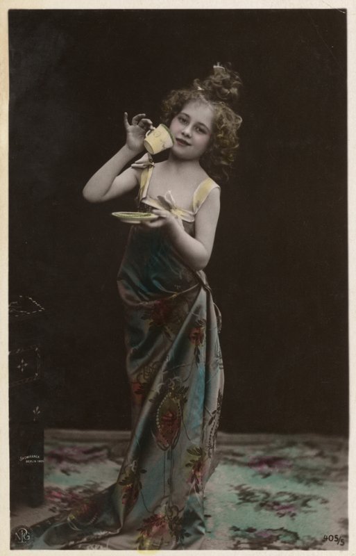 Küçük kız giyinmiş çay içiyor (renkli fotoğraf) by Photographer German