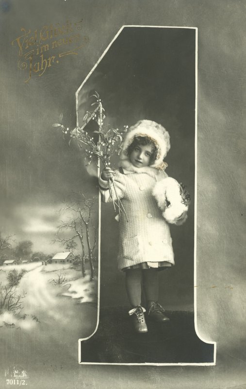 Kürk başlıklı küçük bir kızla yılbaşı kartı (s/b fotoğraf) by Photographer German