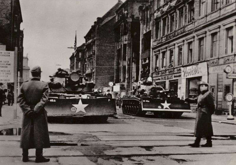 Özellikle 24 ve 28 Ekim 1961 arasında, tanklarla desteklenen ağır silahlı ABD askerlerinin Alman Demokratik Cumhuriyeti