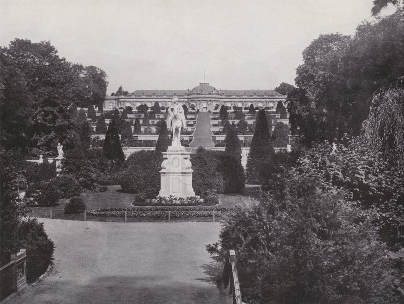 Potsdam, Büyük Frederick Anıtı ve Sanssouci Sarayı Manzarası (s/b fotoğraf) by Photographer German