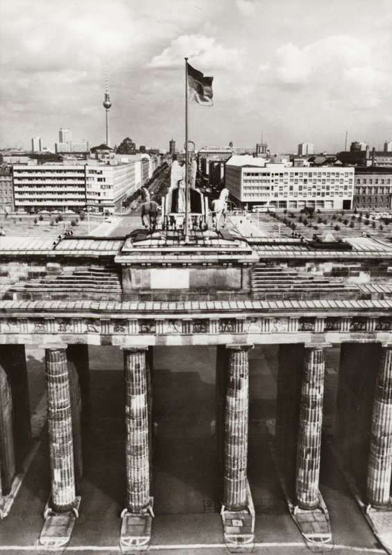 Güvenli sınırlarla korunan GDR başkentinin inşaatı devam ediyor (s/b fotoğraf) by Photographer German