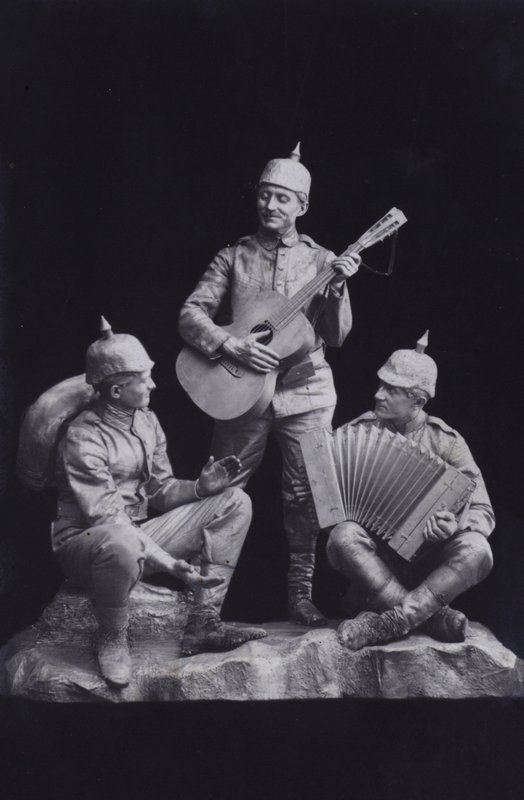 Müzik çalan bir grup Birinci Dünya Savaşı Alman askerini betimleyen heykel (s/b fotoğraf) by Photographer German