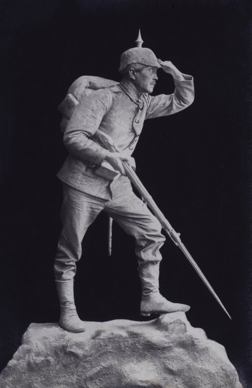 Savaş alanına bakan bir Birinci Dünya Savaşı Alman askerinin heykeli (s/b fotoğraf) by Photographer German