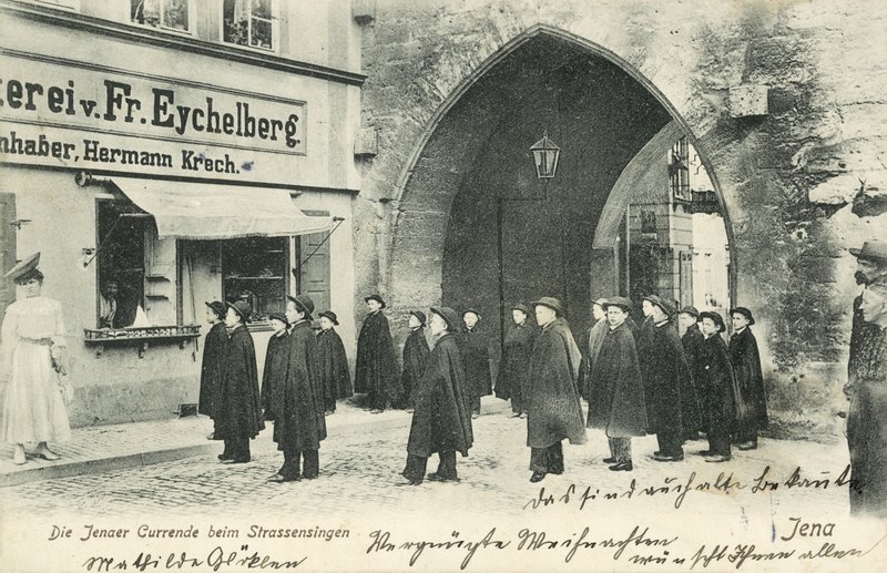 Almanya, Jena sokaklarında şarkı söyleyen öğrenci korosu (s/b fotoğraf) by Photographer German