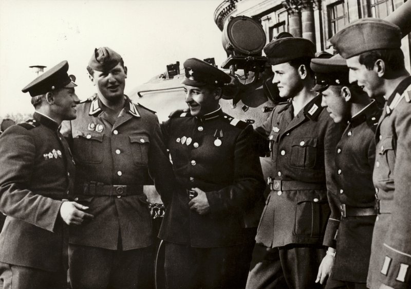 Ulusal Halk Ordusu askerleri, Sovyet Ordusu askerleriyle yakın dostluk kuruyor (s/b fotoğraf) by Photographer German