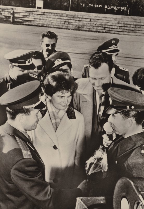 Valentina Tereshkova-Nikolayeva ve Yuri Gagarin, 20 Ekim 1963'te Berlin'deki sınır muhafızlarını ziyaret ettiklerinde yürekten karşılandı (s/b fotoğraf) by Photographer German