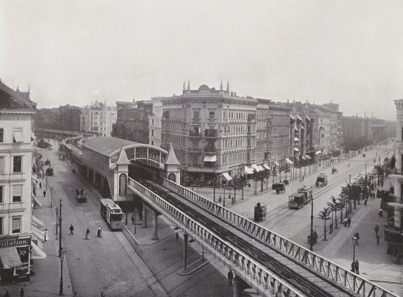 Yükseltilmiş tren istasyonu ile Wiener Strasse (s/b fotoğraf) by Photographer German