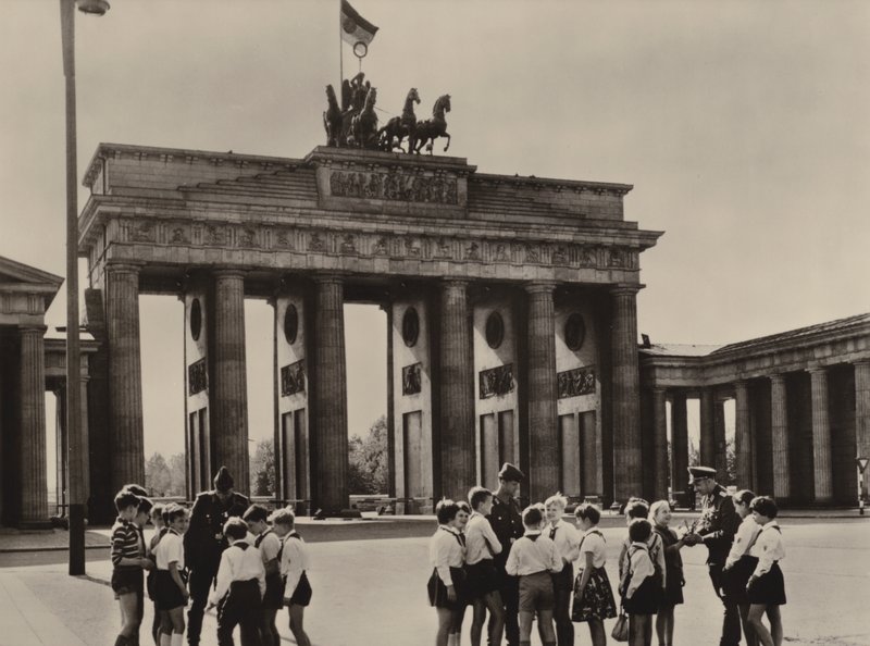 Yong öncüleri, arkadaşlarını, sınır muhafızlarını görmek için Berlin'in simgesi olan Brandenburg Kapısı'na geliyorlar (s/b fotoğraf) by Photographer German