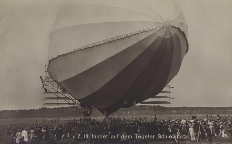Zeppelin LZ III, Tegel atış poligonuna indikten sonra, Berlin (s/b fotoğraf) by Photographer German