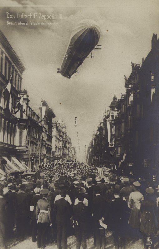 Friedrichstrasse üzerinde uçan Zeppelin LZ III, Berlin (s/b fotoğraf) by Photographer German