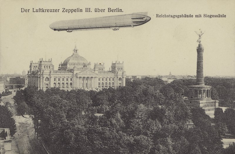 Berlin üzerinde uçan Zeppelin LZ III (s/b fotoğraf) by Photographer German