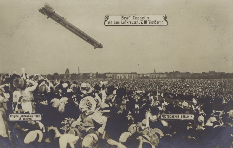 Zeppelin LZ III, Berlin üzerinde uçuyor by Photographer German